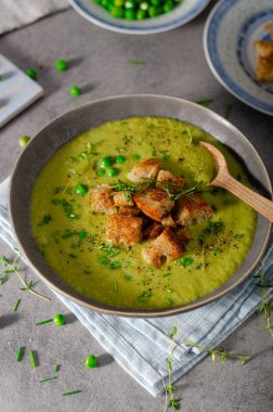 Lezzetli sızıntı çorbası, taze bezelye ve kızarmış ekmek.