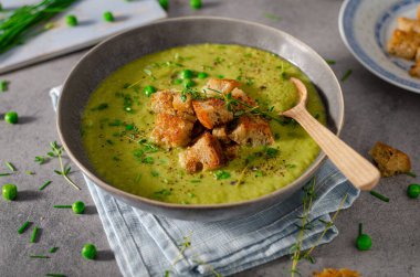 Lezzetli sızıntı çorbası, taze bezelye ve kızarmış ekmek.