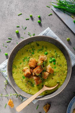 Lezzetli sızıntı çorbası, taze bezelye ve kızarmış ekmek.