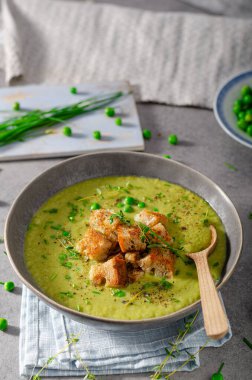 Lezzetli sızıntı çorbası, taze bezelye ve kızarmış ekmek.