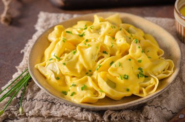 Lezzetli çedar soslu ve otlu ev yapımı tortellini.