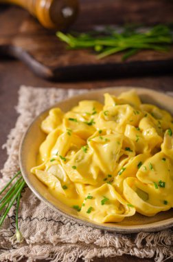 Lezzetli çedar soslu ve otlu ev yapımı tortellini.