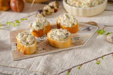 Paskalya süslemeli taze baquette üzerine serpiştirilmiş lezzetli yumurta.