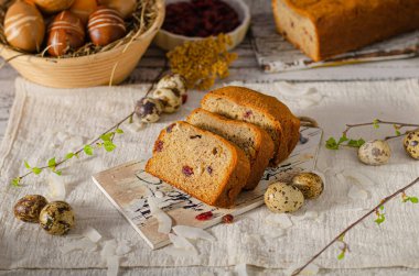 Paskalya süslü lezzetli ve basit bir paskalya ekmeği.