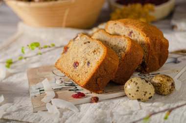 Paskalya süslü lezzetli ve basit bir paskalya ekmeği.