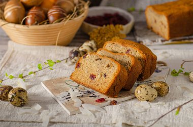 Paskalya süslü lezzetli ve basit bir paskalya ekmeği.