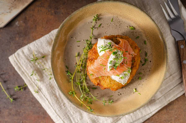 Hausgemachte Leckere Kartoffelpuffer Mit Räucherlachs — Stockfoto