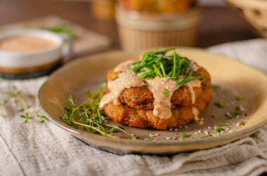 Peynirli ve acı soslu leziz krepler.