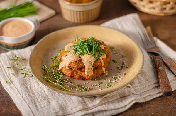 Läckra Pannkakor Med Ost Och Varm Sås — Stockfoto