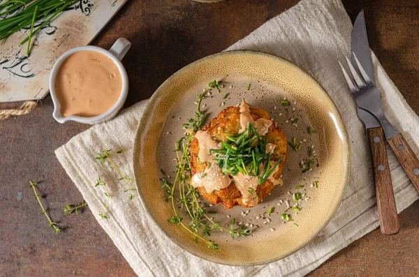 Deliciosos Panqueques Con Queso Salsa Picante —  Fotos de Stock