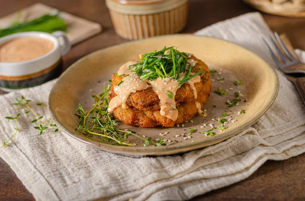 Deliziose Frittelle Con Formaggio Salsa Piccante — Foto Stock