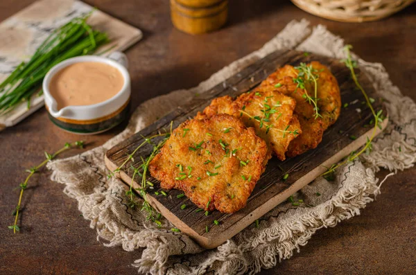 Bio Økologiske Kartoffel Latkes Med Hvidløg Friske Urter - Stock-foto