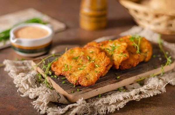 Bio Økologiske Kartoffel Latkes Med Hvidløg Friske Urter - Stock-foto