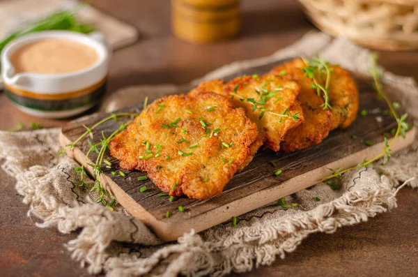 Bio Økologiske Kartoffel Latkes Med Hvidløg Friske Urter - Stock-foto