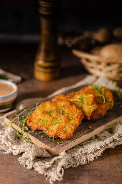 Bio Økologiske Kartoffel Latkes Med Hvidløg Friske Urter - Stock-foto