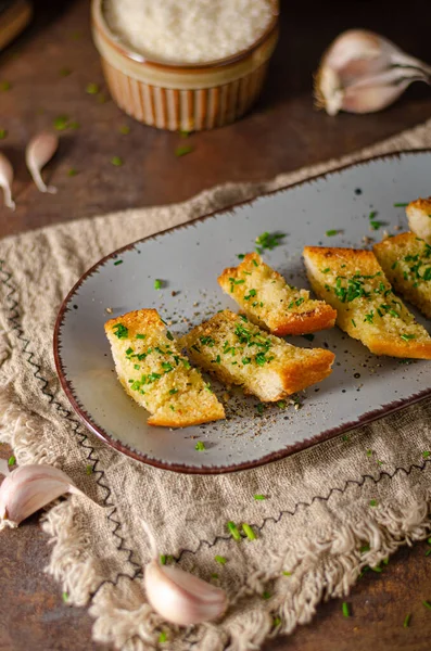 Baguete Deliciosa Com Manteiga Queijo Parmesão Alho — Fotografia de Stock