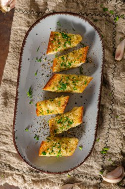 Tereyağlı, parmesanlı ve sarımsaklı lezzetli baget.