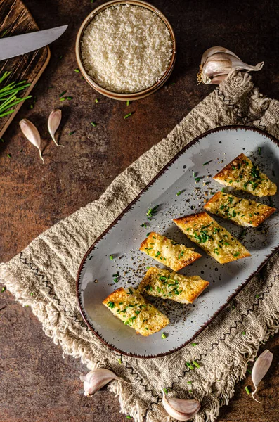 Deliciosa Baguette Con Mantequilla Queso Parmesano Ajo —  Fotos de Stock