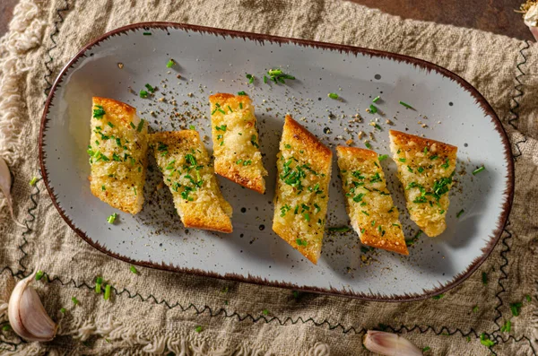 Baguete Deliciosa Com Manteiga Queijo Parmesão Alho — Fotografia de Stock