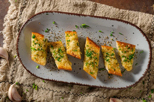 Baguete Deliciosa Com Manteiga Queijo Parmesão Alho — Fotografia de Stock