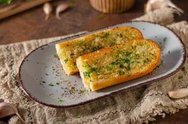 Tereyağlı, parmesanlı ve sarımsaklı lezzetli baget.