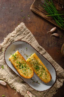 Tereyağlı, parmesanlı ve sarımsaklı lezzetli baget.