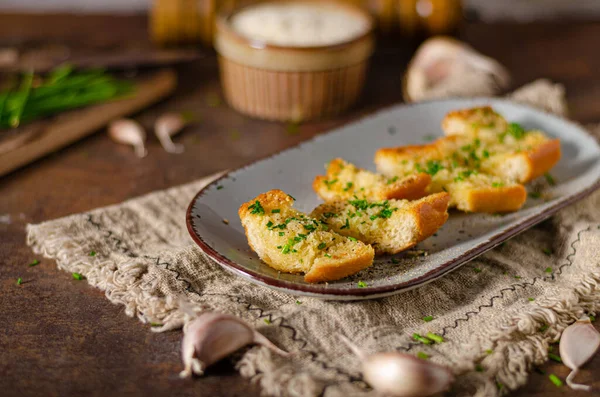 バターとおいしいバゲット パルメザンチーズとニンニク — ストック写真