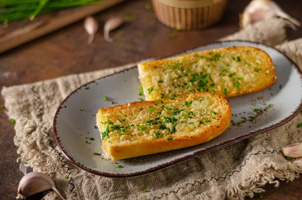 Baguete Deliciosa Com Manteiga Queijo Parmesão Alho — Fotografia de Stock