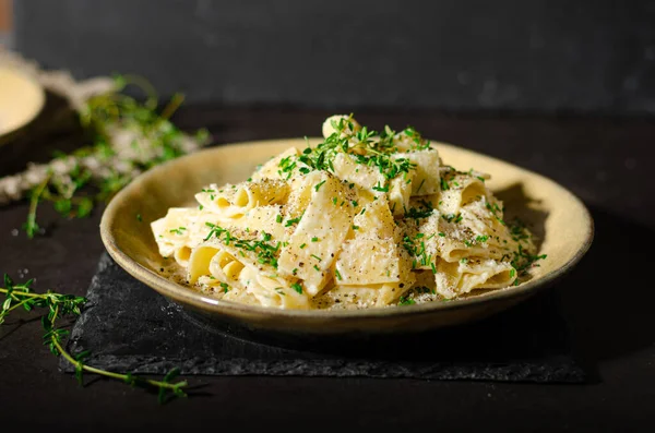 Domácí Těstoviny Česnekovou Smetanovou Omáčkou Parmezánem — Stock fotografie