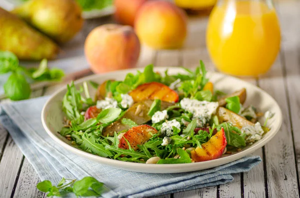 Heerlijke Smakelijke Salade Met Fruit Blauwe Kaas — Stockfoto