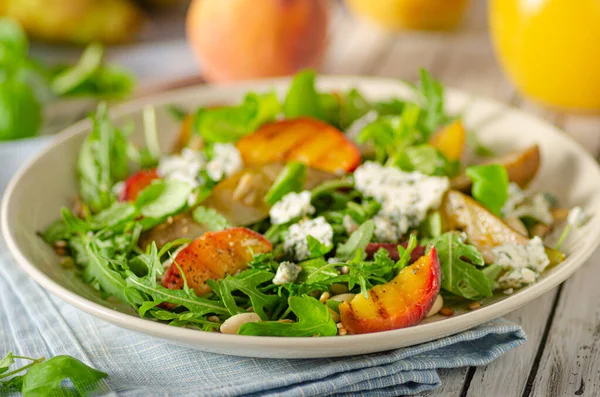 Salada Deliciosa Saborosa Com Frutas Queijo Azul — Fotografia de Stock