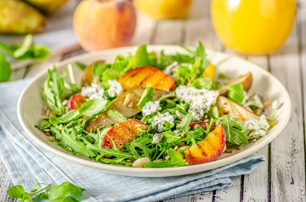 Heerlijke Smakelijke Salade Met Fruit Blauwe Kaas — Stockfoto