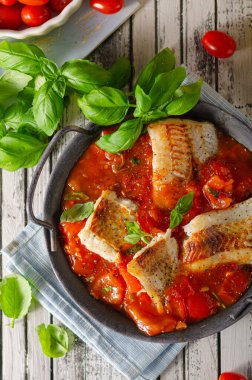 Domates soslu ızgara balık ve fesleğen.