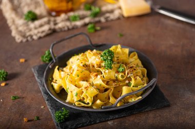 Kızarmış sarımsak ve biberli lezzetli organik pappardelle.