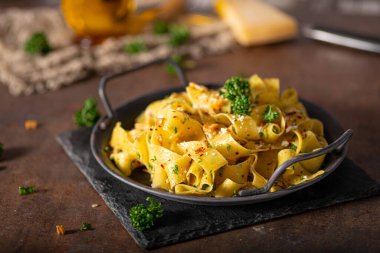 Kızarmış sarımsak ve biberli lezzetli organik pappardelle.