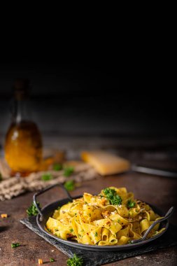 Kızarmış sarımsak ve biberli lezzetli organik pappardelle.