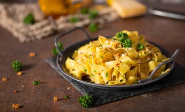 Kızarmış sarımsak ve biberli lezzetli organik pappardelle.