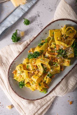 Kızarmış sarımsak ve biberli lezzetli organik pappardelle.