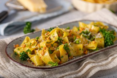 Kızarmış sarımsak ve biberli lezzetli organik pappardelle.