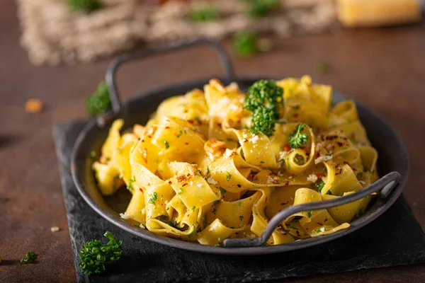 Kızarmış sarımsak ve biberli lezzetli organik pappardelle.