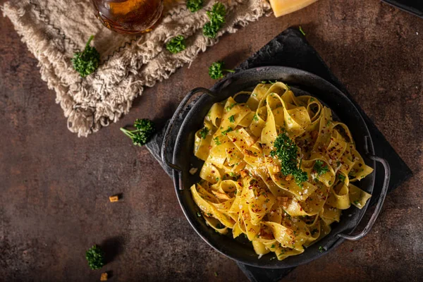 Lahodné Organické Pappardelle Praženým Česnekem Chilli Vločkami — Stock fotografie