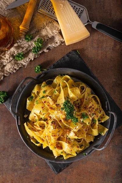 Delicioso Pappardelle Orgánico Con Ajo Asado Hojuelas Chile —  Fotos de Stock