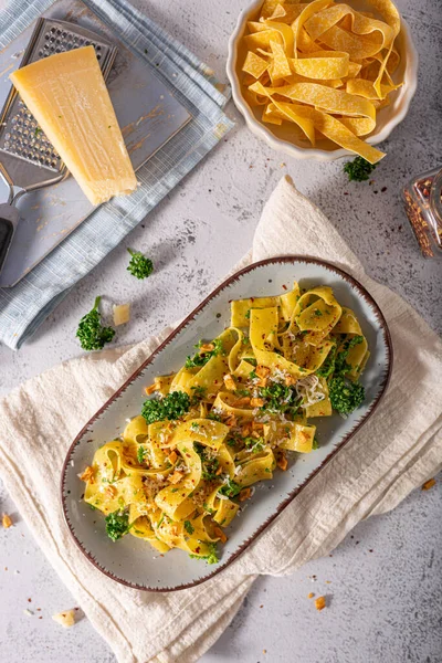 Lahodné Organické Pappardelle Praženým Česnekem Chilli Vločkami — Stock fotografie