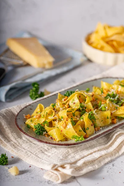 Pappardelle Orgânico Delicioso Com Alho Torrado Flocos Pimenta — Fotografia de Stock