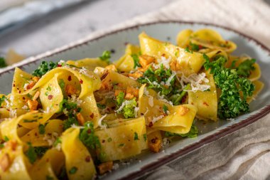 Kızarmış sarımsak ve biberli lezzetli organik pappardelle.