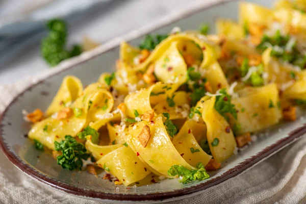 Delicious Organic Pappardelle Roasted Garlic Chilli Flakes — Stock Photo, Image