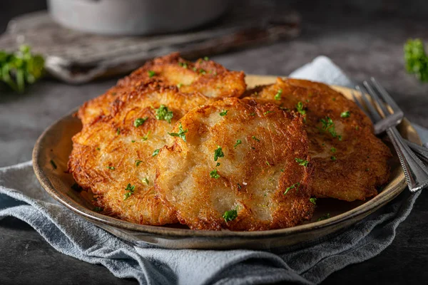 Latkes Batata Caseiro Com Alho Creme Azedo Ervas Frescas — Fotografia de Stock