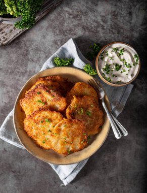 Ev yapımı patates, sarımsaklı ekşi krema ve taze bitkilerle.