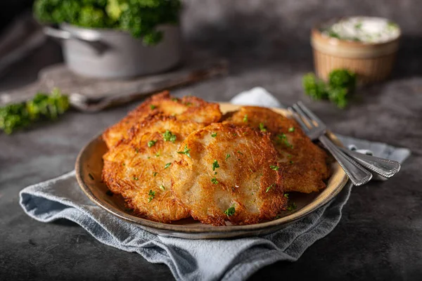 Latkes Cartofi Casă Cremă Acră Usturoi Ierburi Proaspete — Fotografie, imagine de stoc