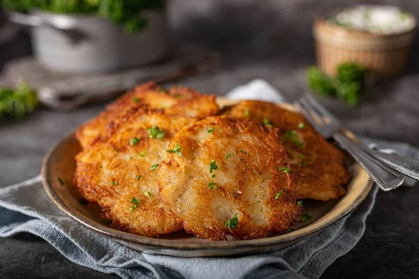 Latkes Cartofi Casă Cremă Acră Usturoi Ierburi Proaspete — Fotografie, imagine de stoc